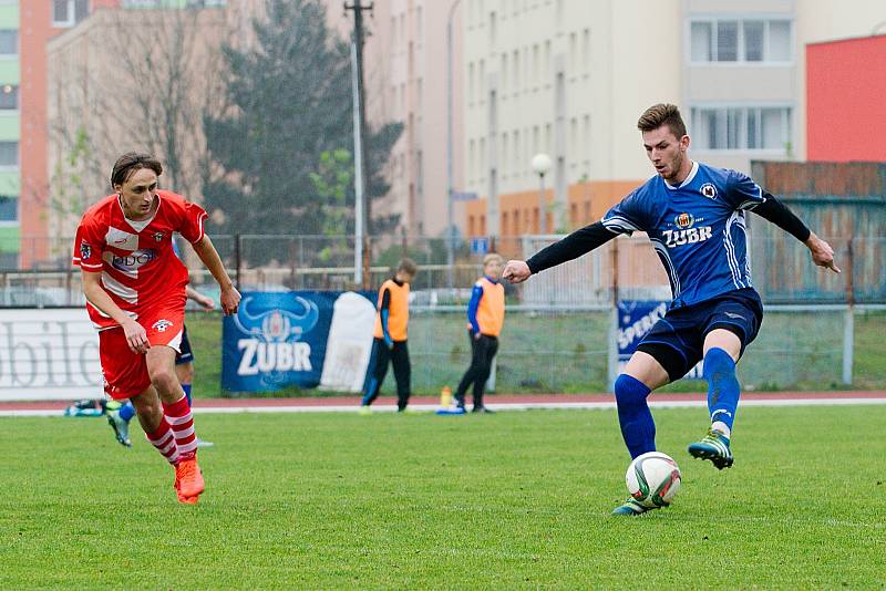 Fotbalisté 1. FCV Přerov (v modrém) proti Hněvotínu