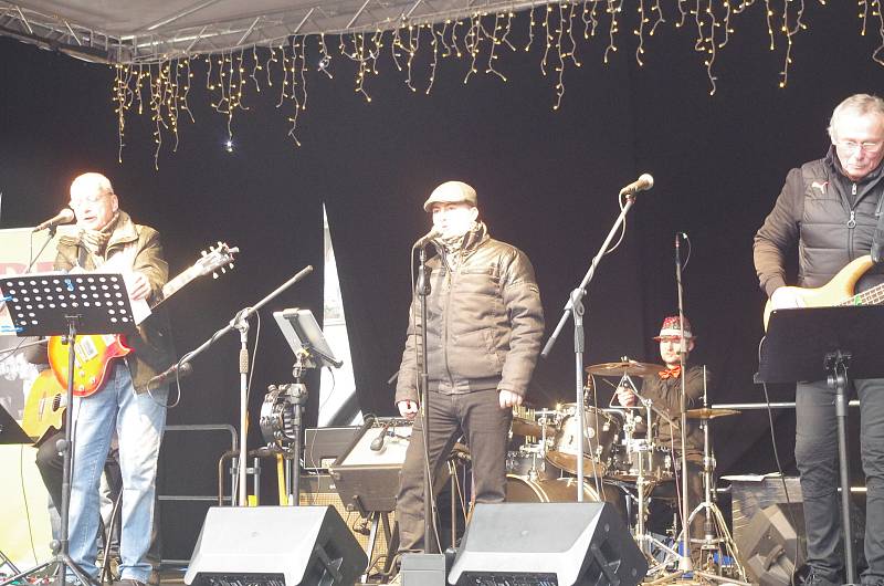 Na Štědrý den si letos Přerované mohli opět vybrat ze dvou vánočních koncertů. Na náměstí TGM zahrála kapela Revox. Před Obchodním centrem Galerie Přerov zazpíval Pavel Novák.