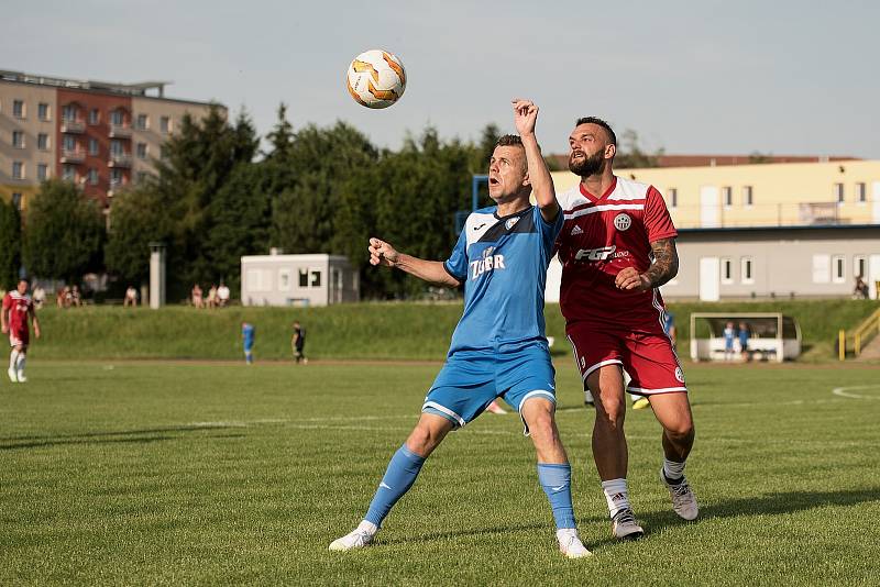 Fotbalisté Přerova (v modrém) v přípravném utkání s SK Lipová (3:4).