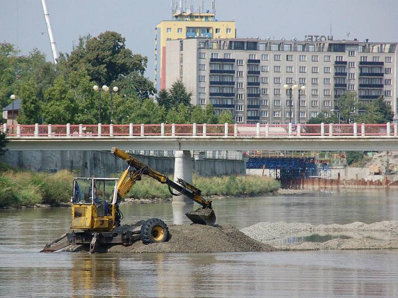 Těžba štěrkopískového nánosu v korytě Bečvy