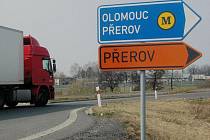 Dopravní značení u Lipníka dálnici na Bělotín úplně opomíjí, řidiči se z rondelu musejí paradoxně vydat směrem na Olomouc