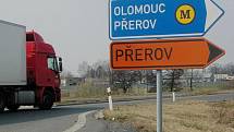 Dopravní značení u Lipníka dálnici na Bělotín úplně opomíjí, řidiči se z rondelu musejí paradoxně vydat směrem na Olomouc