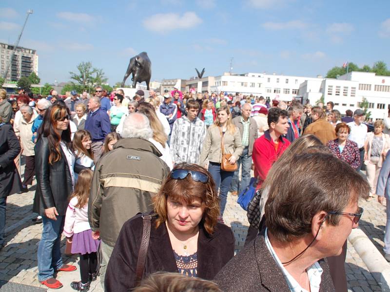 Slavnostní otevření Tyršova mostu zahájil průlet vrtulníků a po projevech řečníků se přes nové přemostění vydal průvod Sokolů, mažoretek a účastníků v dobových kostýmech.