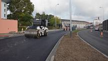 Pokládkou asfaltového koberce na druhé polovině silnice pokračují práce na stavbě průpichu u přerovského nádraží. 29. 9. 2022