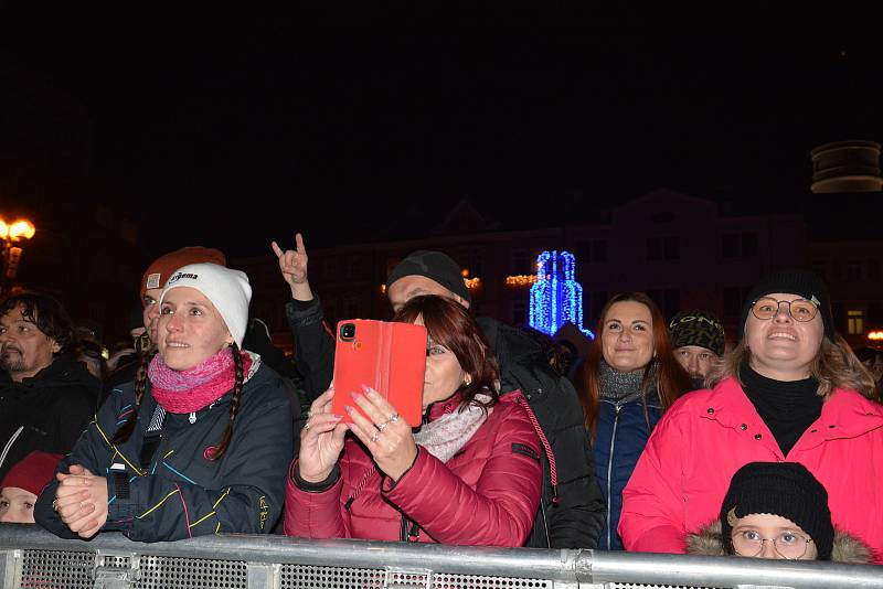 První adventní neděli vpodvečer se slavnostně rozzářil vánoční strom na Masarykově náměstí v Přerově. Do centra města dorazily davy lidí.