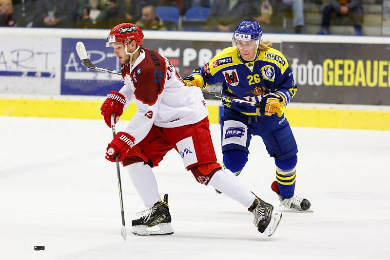 Hokejisté HC Zubr Přerov (v modrém) proti Frýdku-Místku (1:3).