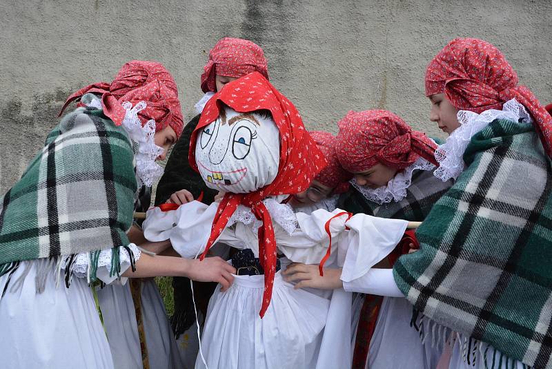 Vhozením smrtky do řeky Bečvy se děti z Folklorního souboru Trávníček rozloučily se zimou. Tradiční vynášení smrtky přilákalo v neděli dopoledne do centra Přerova davy lidí.