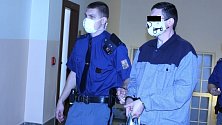 Krajský soud v Ostravě řeší vraždu manželů v Přerově. Obžalovaný Pavel N. (vpravo) vinu odmítá. 25. ledna 2021