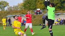 Fotbalisté Šternberka (ve žlutém) vyhráli v Brodku u Přerova 2:1. Patrik Hustý