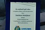 Zdeněk Matějka přebírá z rukou zástupce krajského fotbalového svazu Pavla Peřiny cenu pro nejkrásnější branku olomouckého krajského přeboru.