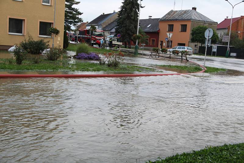 Voda z Olešnice zaplavila v noci na čtvrtek 15. října 2020 několik ulic v Brodku u Přerova. Pod vodou se ocitlo asi dvacet domů a hasiči odčerpávali laguny, které se zde vytvořily.