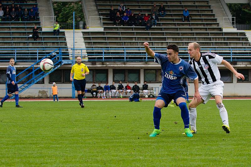 Fotbalisté Přerova (v modrém) v derby proti FC Želatovice (1:0).