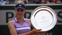 Popis fotky: Linda Nosková s trofejí - Česká tenistka Linda Nosková s trofejí za vítězství na French Open v kategorii juniorek.    Paříž - Tenistka Linda Nosková vyhrála jako čtvrtá Češka dvouhru juniorek na grandslamovém Roland Garros. Šestnáctiletá hráč