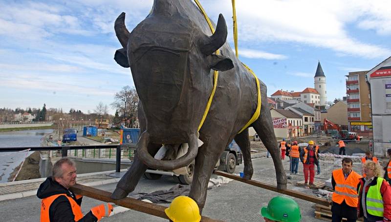 Tyršův most v Přerově ozdobily sochy zubra a ptáka