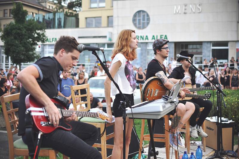 Muzikanti z přerovských kapel se rozhodli vzdát hold tragicky zesnulému frontmanovi americké kapely Linkin Park Chesteru Benningtonovi. Na vzpomínkový koncert se do Přerova ve čtvrtek 3. srpna sjely stovky lidí