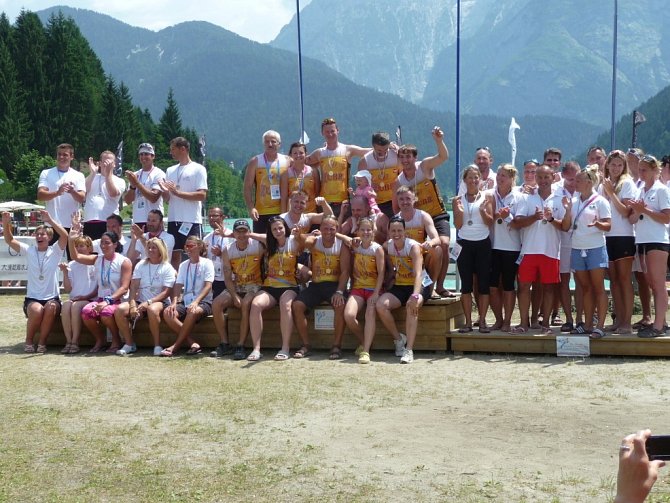 Přerovská posádka Moravian Dragons si vyjela zlaté medaile na mistrovství Evropy klubů v italských Dolomitech. 