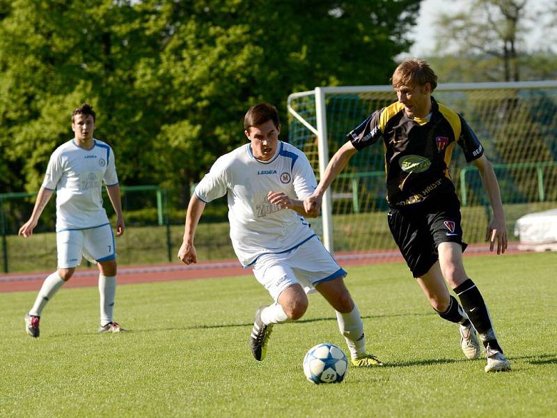 Fotbalisté Přerova (v bílé) proti Tasovicím