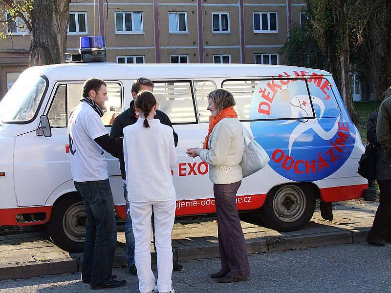 S prohlášením Děkujeme, odejdeme přijeli zástupci lékařského odborového klubu i do Přerova. Jejich černo-bílé auto, které z jedné strany připománá sanitku a z druhé pohřební vůz, stálo před poliklinikou Mens a poté před nemocnicí.