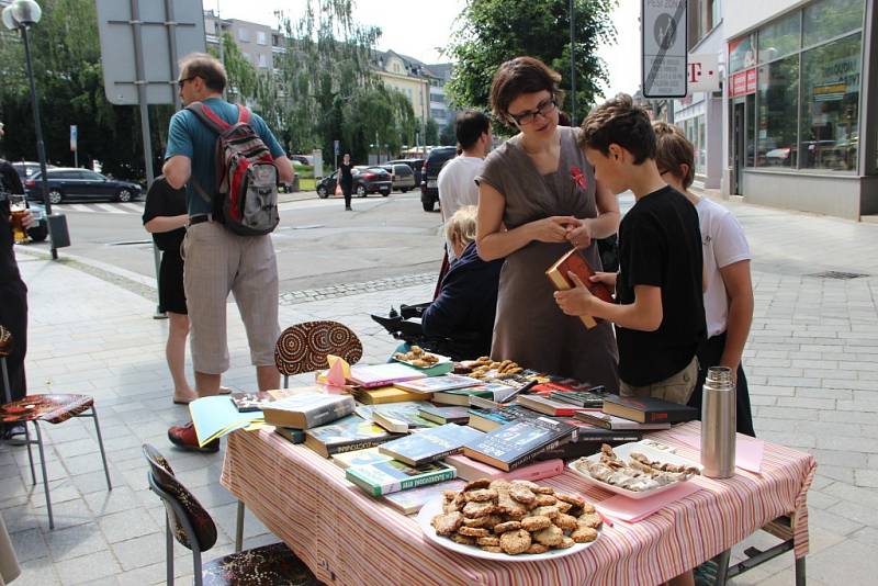 Pohodové dopoledne si užili lidé, kteří se zastavili v sobotu dopoledne u průjezdu ve Wilsonově ulici. Mezinárodní den sousedů Přerov slaví vůbec poprvé.