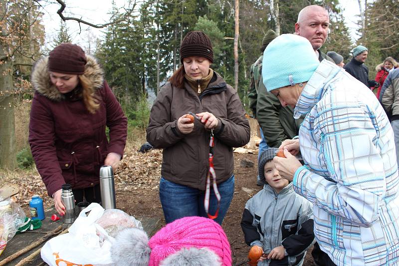 V rozhledně funguje i občerstvení, kde zájemci mohou nakoupit buřty nebo klobásu k opečení, vyjít na vyhlídkovou plošinu a rozhlédnout se po krajině a také si oddechnout v teple.