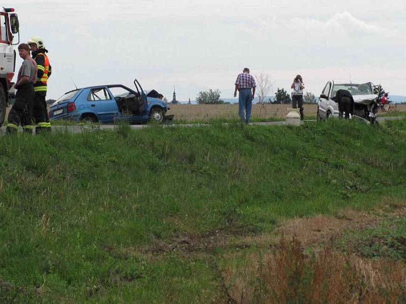 Tragická srážka fordu a felicie mezi Kojetínem a Měrovicemi