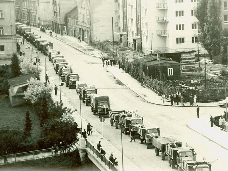 Kolony vojenských aut sovětské armády zablokovaly 23. srpna v půl šesté ráno centrum Přerova. Na snímku je současná Palackého ulice a most Míru.
