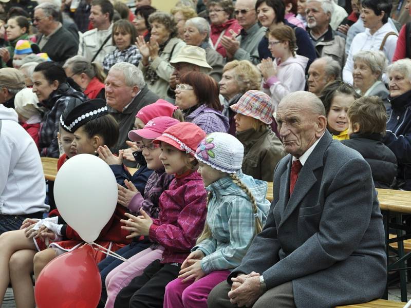 Na Horním náměstí v Přerově se 1. května sešly na tři stovky sympatizantů KSČM u příležitosti Svátku práce. 