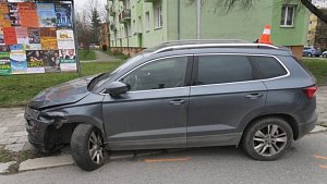 Čtyři jednou ranou - opilý šofér v Kabelíkově ulici v Přerově narazil do čtyř zaparkovaných vozidel.