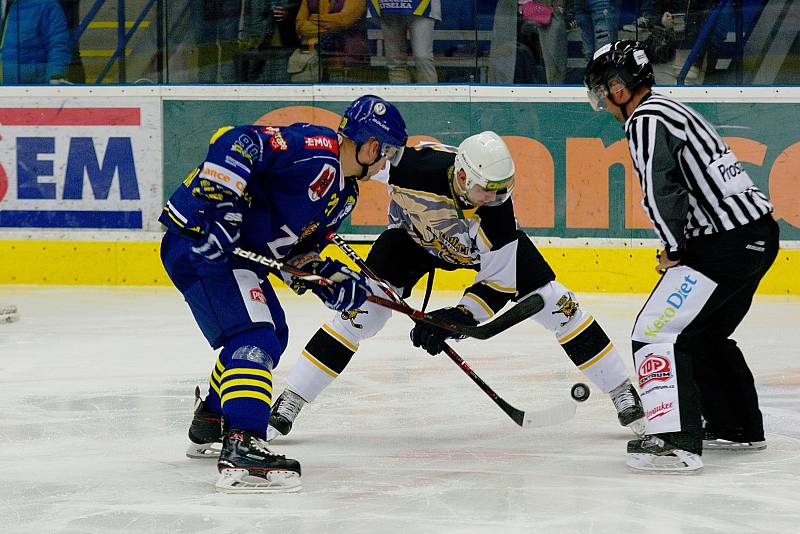 Hokejisté Přerova (v modrém) proti Kadani (5:0).