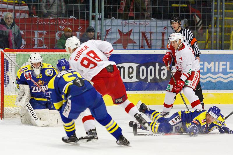 Hokejisté HC Zubr Přerov (v modrém) ve 3. čtvrtfinále WSM ligy proti pražské Slavii.