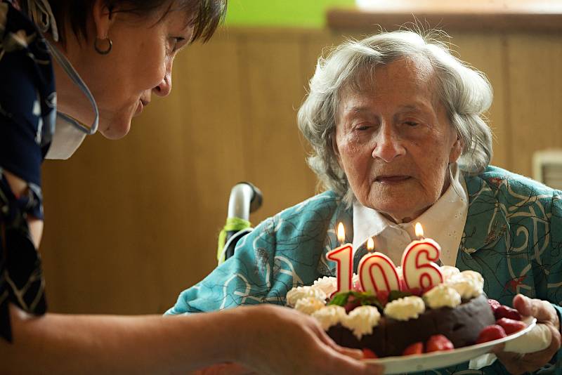 106. narozeniny Anny Sedláčkové v Domově pro seniory v Radkově Lhotě