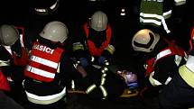  Noční část sobotní soutěže hasičské všestrannosti Radslavská přilba – simulovaný zásah u autonehody.