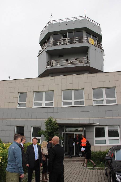Řídící věž bochořského letiště, se kterým se v budoucnu počítá jako s průmyslovou zónou, si prohlédl ve čtvrtek ráno český premiér Bohuslav Sobotka (ČSSD).