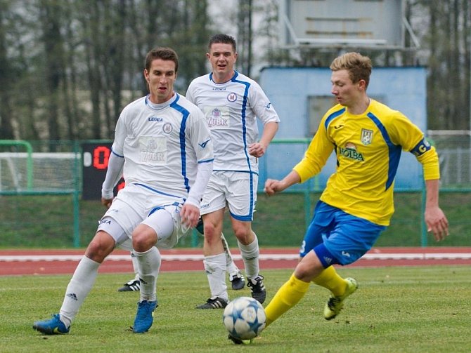 Fotbalisté Přerova (v bílém) proti Šumperku. Ilustrační foto