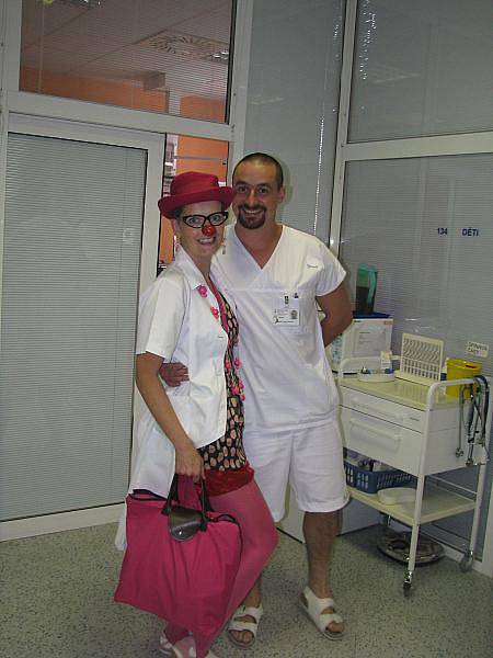 Dětské oddělení přerovské nemocnice navštívili Zdravotní klauni doktor Kolíček a sestra Žofie Užvaněná. 