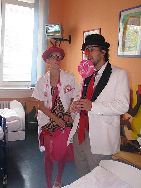 Dětské oddělení přerovské nemocnice navštívili Zdravotní klauni doktor Kolíček a sestra Žofie Užvaněná. 