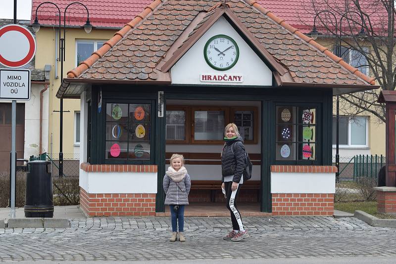 Velikonoční výzdoba zastávky v Hradčanech na Přerovsku, březen 2021