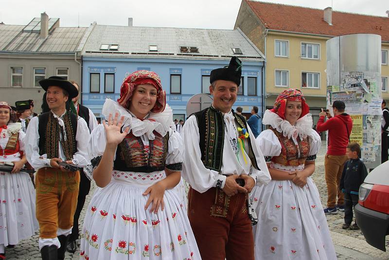 Velkolepý průvod krojovaných Hanáků městem a Ječmínkova jízda králů - takový byl vrchol Kojetínských hodů, které trvaly tři dny. Průvod si nenechaly ujít stovky místních lidí.