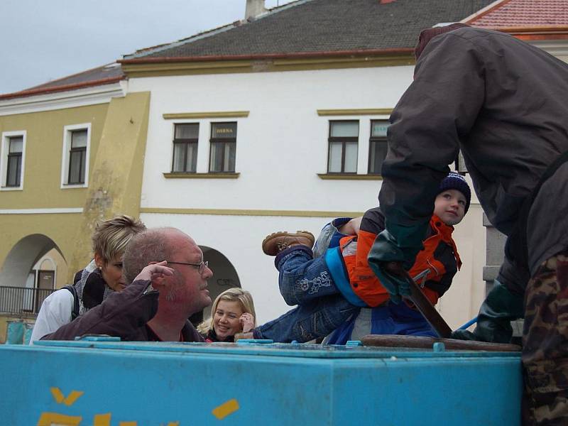 Městské trhy se v době před Vánocemi přesunuly z náměstí T. G. Masaryka v Přerově na Horní náměstí. Zájem lidí byl obrovský, v průběhu nedělního dopoledne se sem přišly podívat stovky lidí.