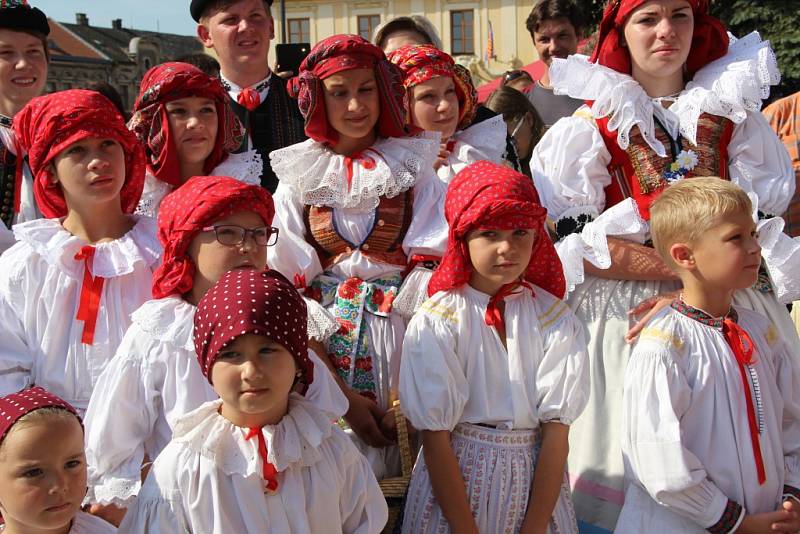 Velkolepý krojovaný průvod Hanáků s Ječmínkovou jízdou králů prošel v neděli ráno ulicemi Kojetína. Město celý víkend žilo tradičními hody.