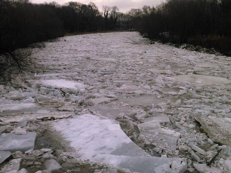Už v úterý odpoledne se na řece Bečvě začaly lámat ledové kry a ledová bariéra postupovala po směru toku. Ledy přešly přes jez v Hranicích, a v Lipníku nad Bečvou způsobily zvednutí hladiny a zaplavily přilehlé zahrádky, které se nacházejí v záplavovém úz