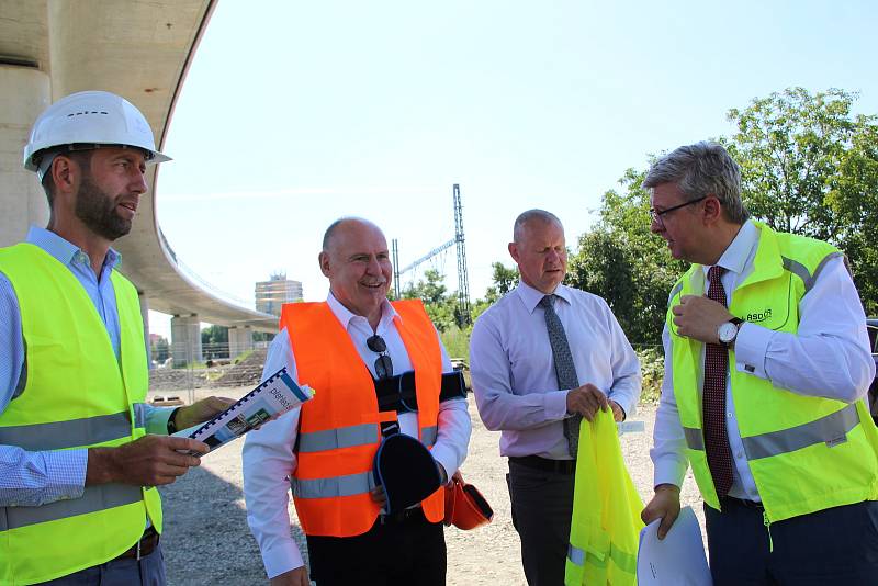 Ministr dopravy Karel Havlíček (vpravo) si přijel prohlédnout, jak postupují klíčové dopravní stavby v Přerově. 30.7.2020