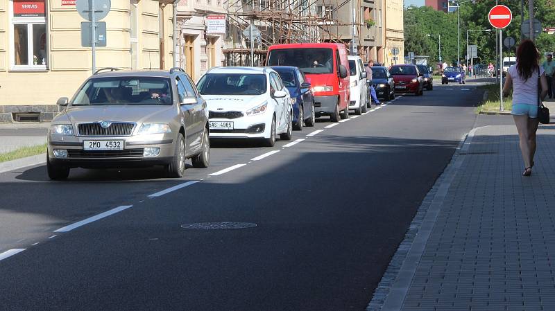 Palackého ulice v Přerově se chystá na zobousměrnění.  Na silnici už je dělící pruh.