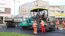 Stavebníci v těchto dnech finišují s pokládkou asfaltu na dvou přerovských rondelech v centru města - u Žerotínova náměstí a bývalé komuny.