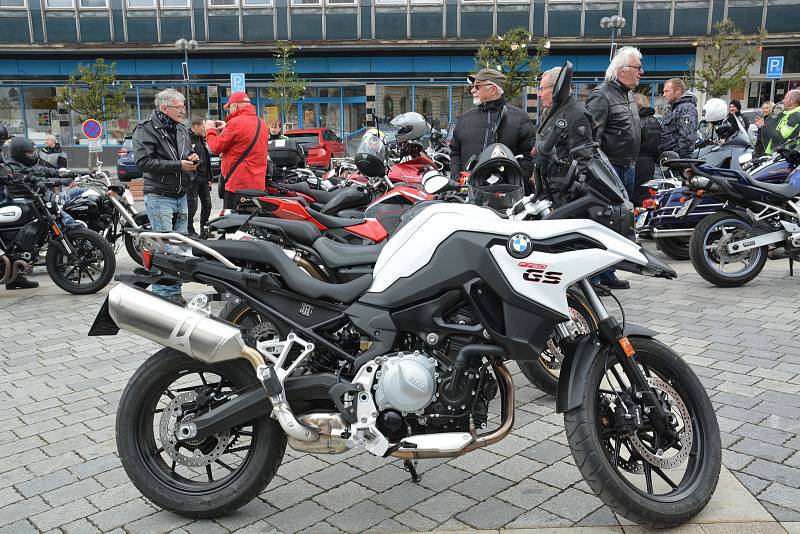 Na sto padesát motorkářů obsadilo v sobotu Masarykovo náměstí v Přerově, aby zahájili letošní sezonu. Motorkáři z různých koutů Moravy, ale i Polska vyrazili kolem půl druhé odpoledne na spanilou jízdu regionem