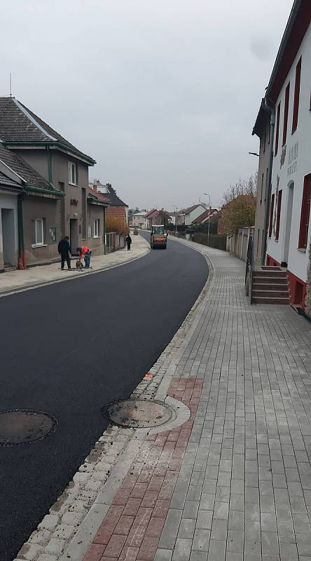 Silnice v Mlýnské ulici v Dřevohosticích je konečně v novotě.
