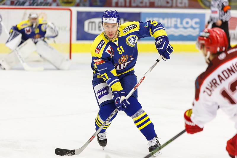 Hokejisté HC Zubr Přerov (v modrém) proti Frýdku-Místku (1:3). Jakub Šlahař.