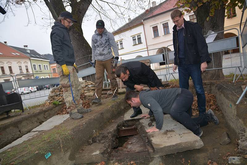 Velké překvapení čekalo badatele, kteří odkryli v pátek dopoledne část betonového záklopu studny na Horním náměstí v Přerově. V hloubce čtrnácti metrů se totiž nacházela voda. Původní studna byla vybudována na přelomu 15. a 16. století.