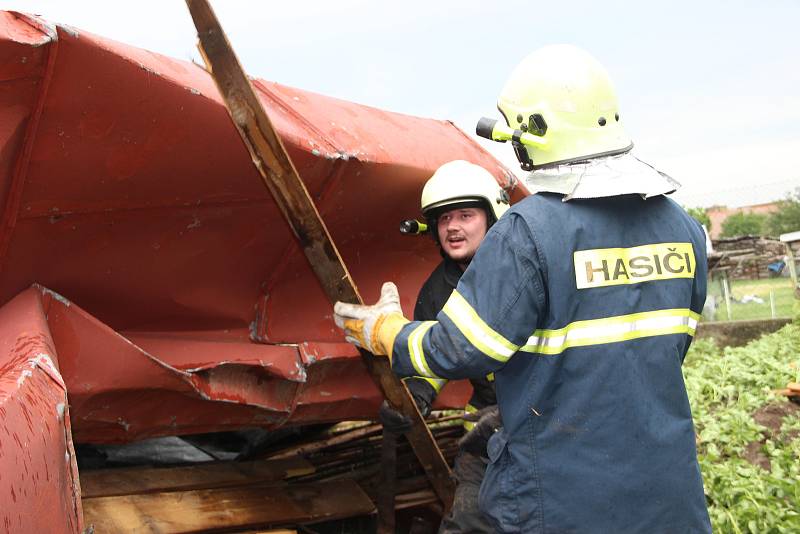 Poničené střechy rodinných domů, vyvrácené stromy a trámy, které se rozletěly jako třísky do okolí. Tak to vypadalo v pátek odpoledne v Uhřičicích na Kojetínsku, kterými se prohnala silná vichřice