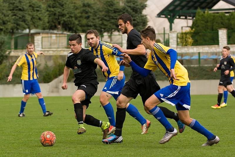 Fotbalisté Kozlovic (v pruhovaném) proti Šumperku. 